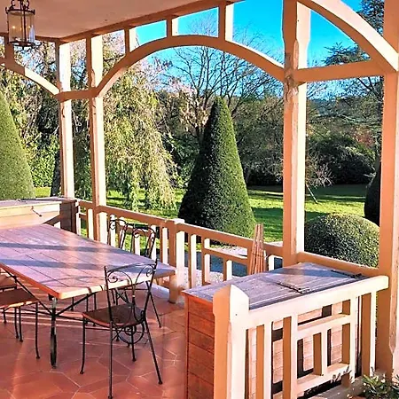 Bed and Breakfast Domaine Des Thomins